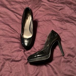 Black pumps